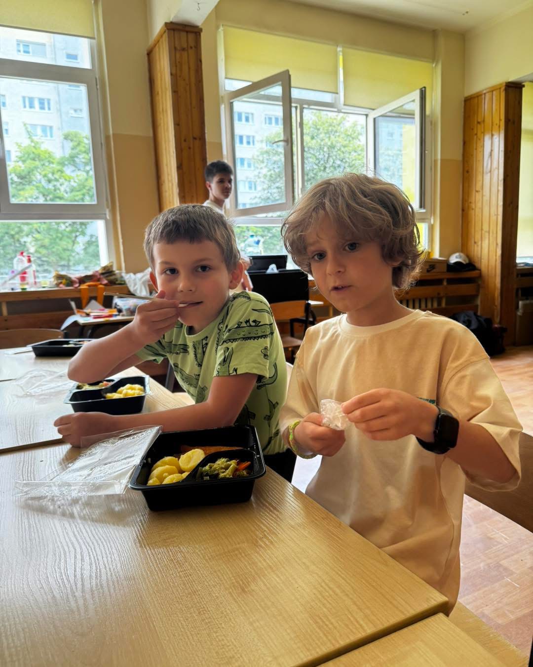 Przerwa i aktywności przy stoliku podczas półkolonii