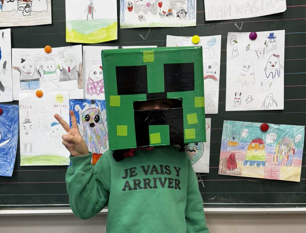 Zajęcia komputerowe w klasie podczas półkolonii